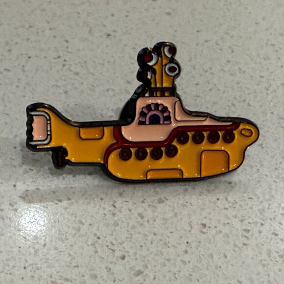 BEATLES Badge Pin YELLOW SUBMARINE - Picture 1 of 5